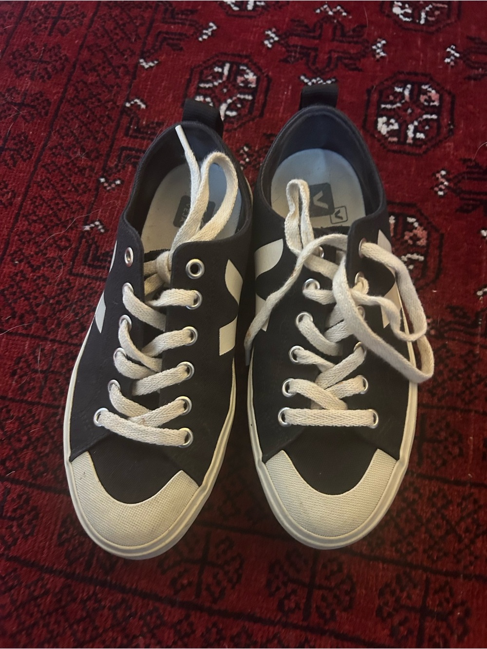 Women's Black & White Low-Top Casual Vejas Sneakers